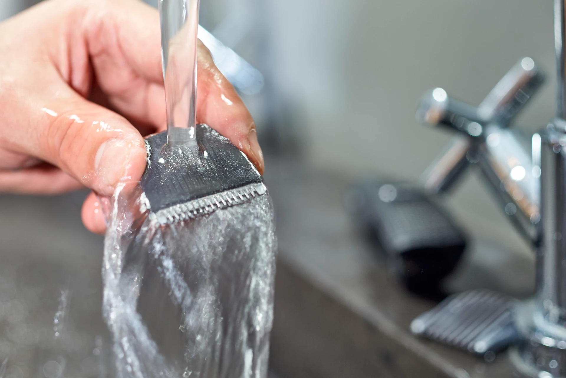 فيليبس ماكينة حلاقة كهربائية لتشذيب اللحية السلسلة 1000 موديل BT1233/14 - الصورة 6